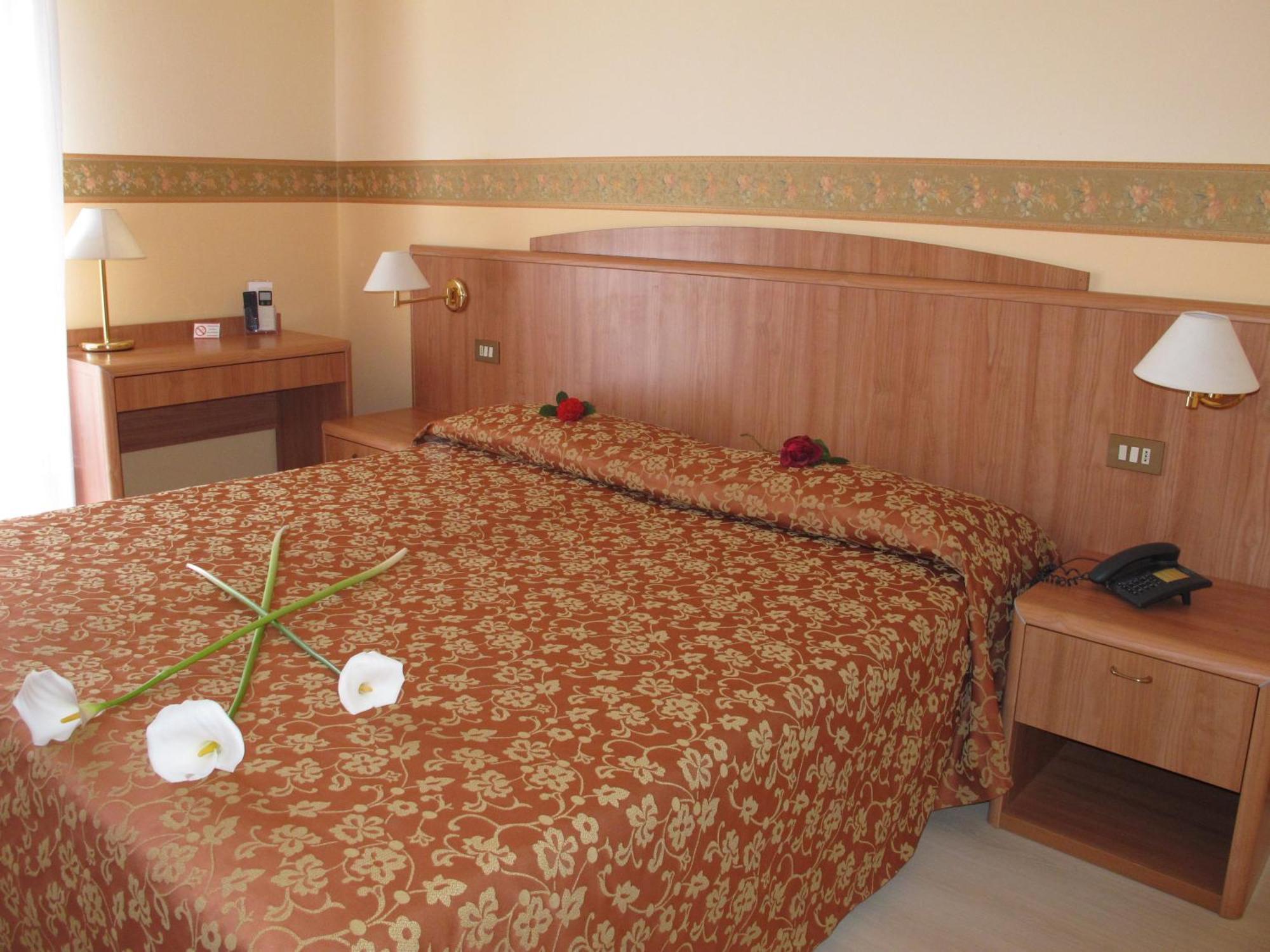 Hotel Smeraldo Лидо-ди-Езоло Номер фото